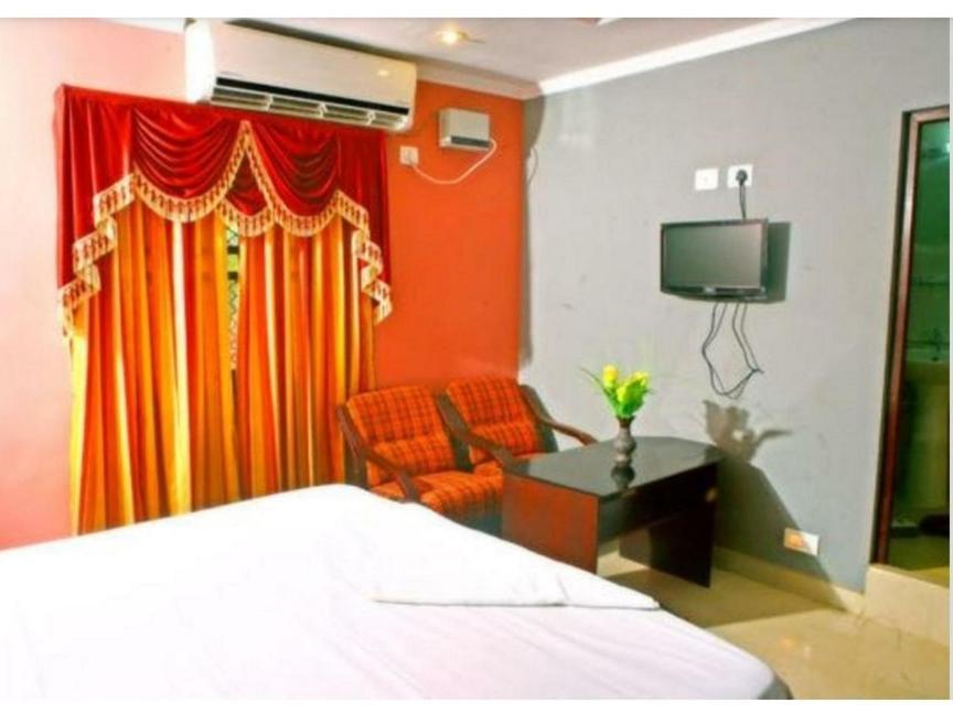 Hotel Priya Chengannur Exterior photo